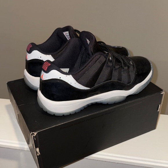 Jordan Black and White Sneakers Sleek Design - Picture 5 of 7